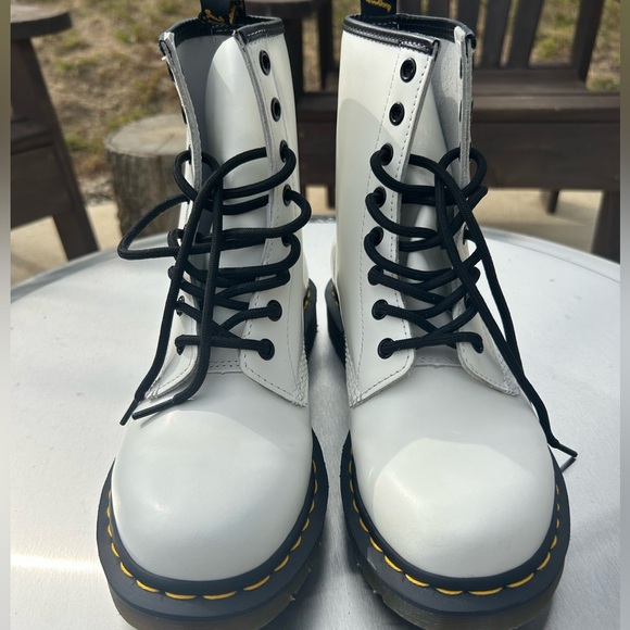 Dr. Martens Smooth Leather Lace Up Boots: W, size 7.5, white, new condition! - Picture 3 of 9